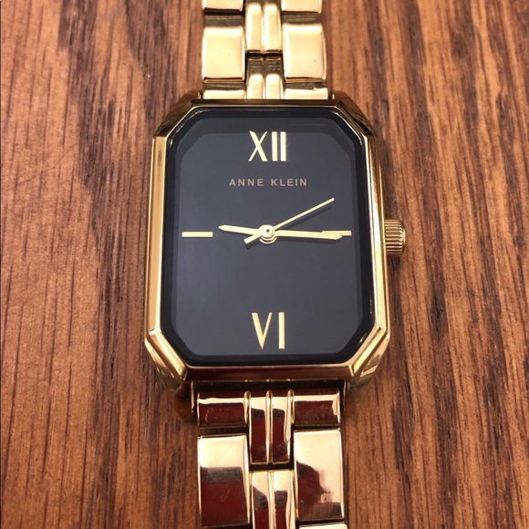 Octagonal Shaped Metal Bracelet Watch - Picture 7 of 7